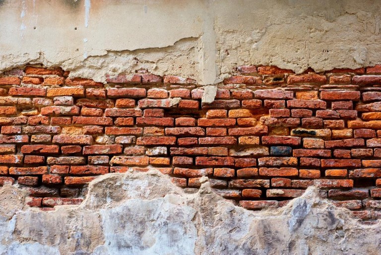 Comment réussir la pose d'enduit pour embellir durablement votre façade ?